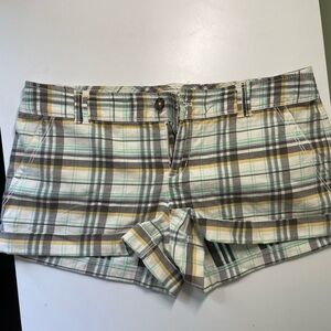 TNA, plaid cargo shorts, mostly gray and white, size 6 US